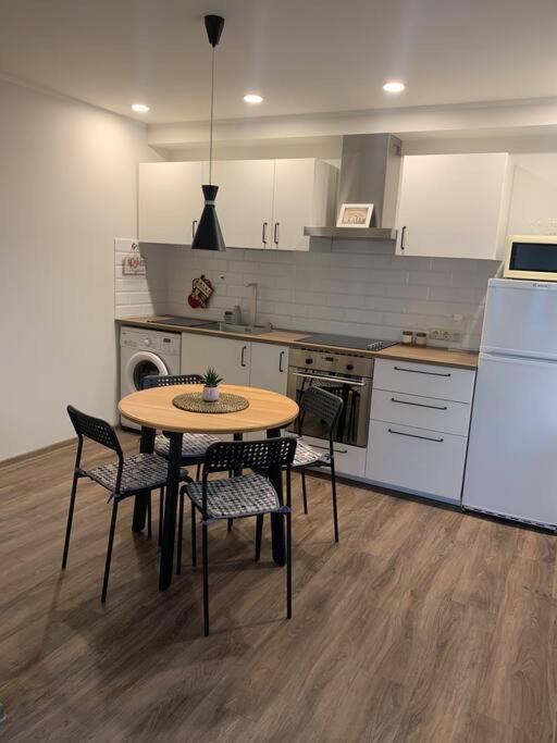 Cozy Apartment In Karmelava Bagian luar foto