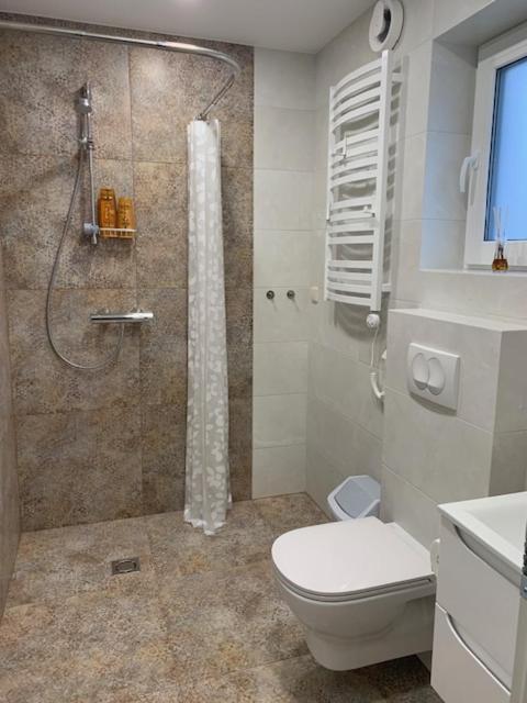 Cozy Apartment In Karmelava Bagian luar foto